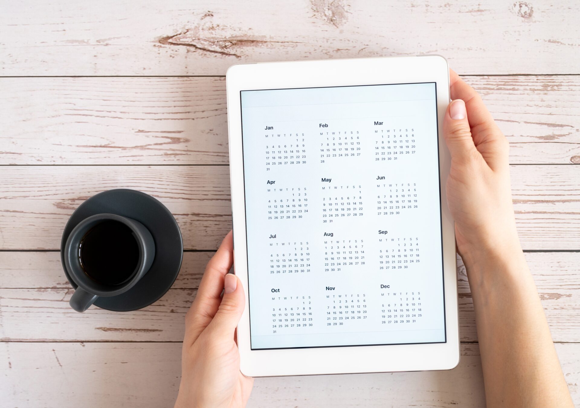 Hände halten ein Tablet mit einem Kalender um einen Termin zu vereinbaren mit ThEx Wirtschaft 4.0